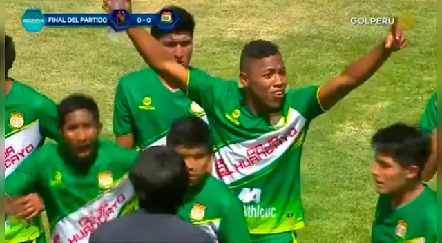 Jugadores del Sport Huancayo celebran el título en el Torneo de Reservas