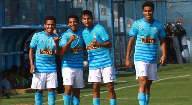 Flavio Gómez celebra su gol con Frank Ysique y Gerald Távara.