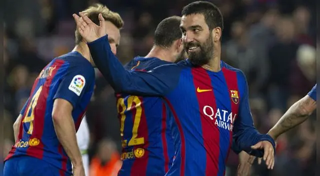 Arda Turan quiere que Mesut Özil ficha por el Barcelona para irse al Arsenal. Foto: EFE Arda Turan quiere que Mesut Özil ficha por el Barcelona para irse al Arsenal. Foto: EFE