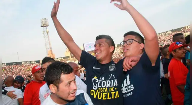 Rinaldo Cruzado celebrando el título del 2017 de Alianza Lima junto a su hijo