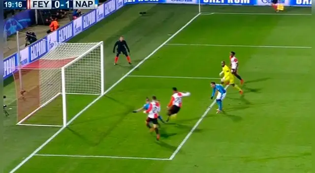 Renato Tapia evita el gol de Marek Hamsik.