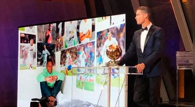 Cristiano Ronaldo y una foto de Kylian Mbappé de su cuarto cuando era niño.