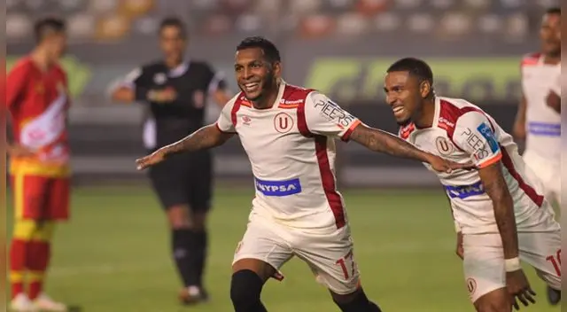 Alberto Quintero celebrando un gol con Universitario.