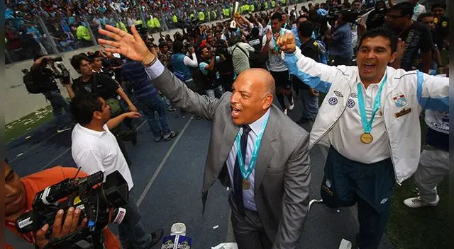 Roberto Mosquera celebra el título nacional de Sporting Cristal en el 2012.