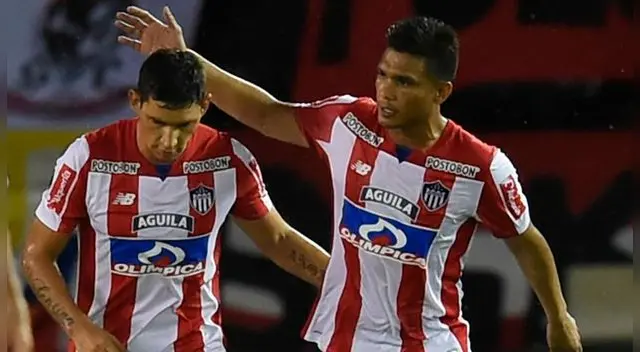 Roberto Ovelar y Teófilo Gutiérrez celebran un gol cuando todo era felicidad.