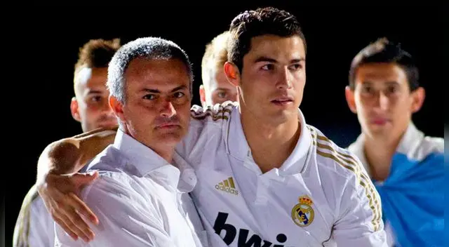 José Mourinho y Cristiano Ronaldo celebran el título de la Liga 2011-12. José Mourinho y Cristiano Ronaldo celebran el título de la Liga 2011-12.