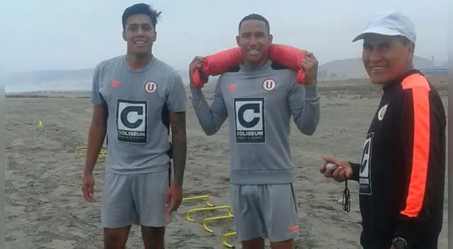 Adán Balbín durante sus trabajos en Campo Mar junto a un juvenil de Universitario.