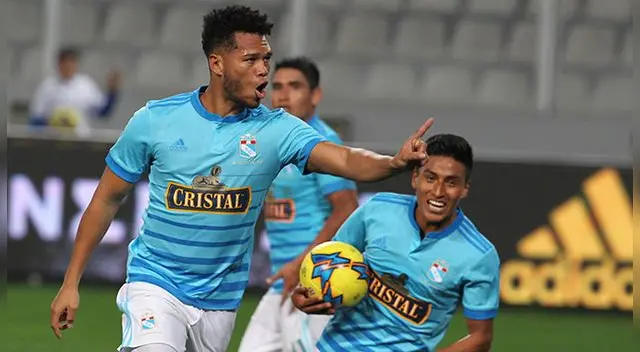 Rolando Blackburn celebra su gol con Sporting Cristal a Universitario. Rolando Blackburn celebra su gol con Sporting Cristal a Universitario.
