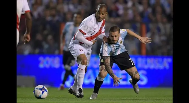 Alberto Rodríguez enfrenta a Darío Benedetto.