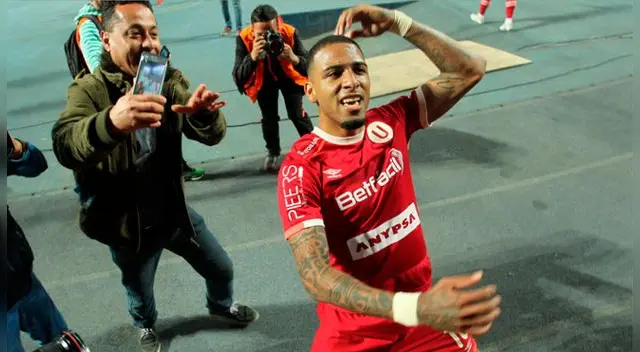 Alexi Gómez celebra un gol con Universitario.