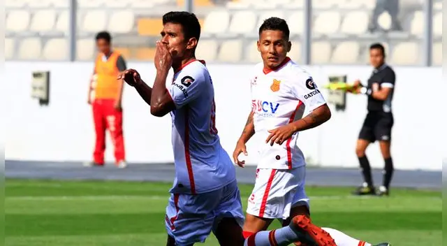 Yoffre Vásquez celebra un gol del Atlético Grau.