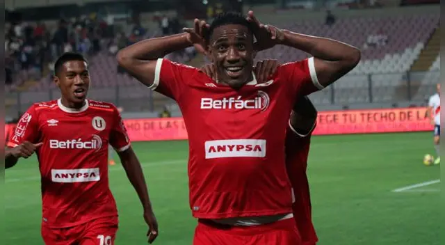 Luis Tejada celebra gol un gol con Universitario a Municipal.