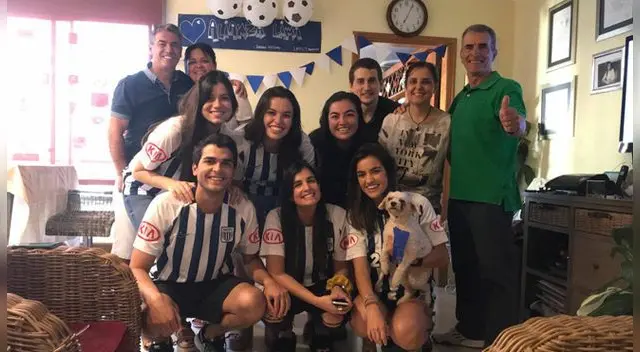 La familia de Pablo Bengoechea vestida con la camiseta de Alianza Lima.