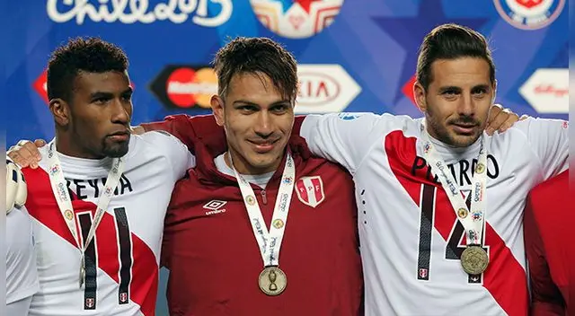 Paolo Guerrero y Claudio Pizarro durante la premiación de la Copa América 2015. Paolo Guerrero y Claudio Pizarro durante la premiación de la Copa América 2015.