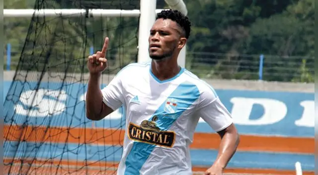 Rolando Blackburn celebra un gol con Sporting Cristal a Unión Comercio.