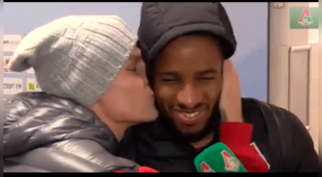 Jefferson Farfán recibe efusivo beso, tras doblete en Lokomotiv [VIDEO]