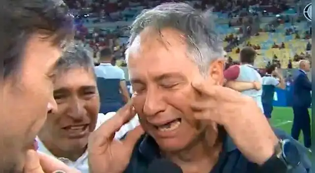 Ariel Holan, al borde del llanto tras lograr el título de la Copa Sudamericana. Ariel Holan, al borde del llanto tras lograr el título de la Copa Sudamericana.