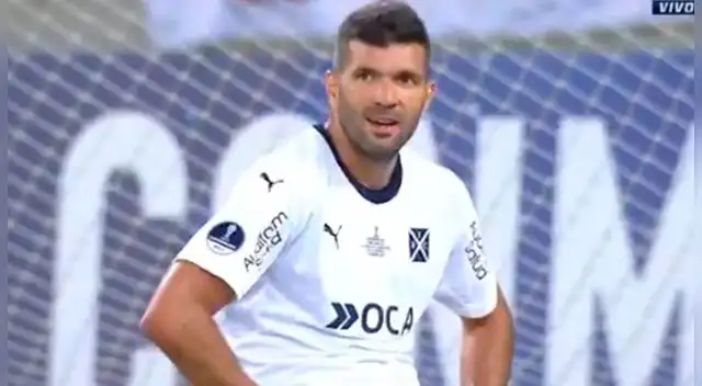 Emmanuel Gigliotti no puede creer el gol que falló ante Flamengo.