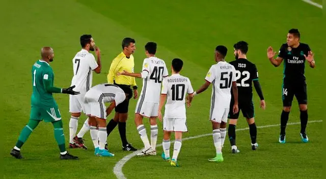 Los jugadores del Al Jazira le piden al árbitro recurrir al VAR por el gol de Casemiro. Los jugadores del Al Jazira le piden al árbitro recurrir al VAR por el gol de Casemiro.