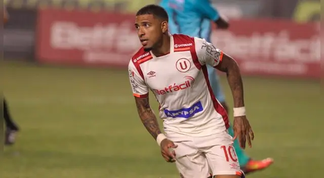 Alexi Gómez durante un partido de Universitario.