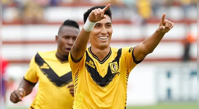 José Manzaneda celebra un gol con Cantolao ante Unión Comercio. José Manzaneda celebra un gol con Cantolao ante Unión Comercio.