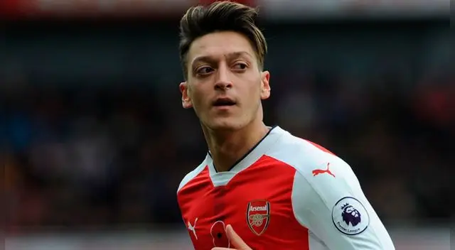 Mesut Özil no seguirá en Arsenal y escogió a Manchester United antes que al Barcelona Mesut Özil no seguirá en Arsenal y escogió a Manchester United antes que al Barcelona