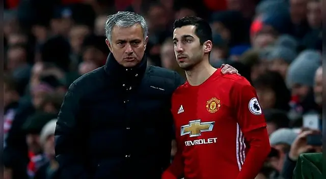 Henrikh Mkhitaryan conversa con José Mourinho en un partido del Manchester United. Henrikh Mkhitaryan conversa con José Mourinho en un partido del Manchester United.