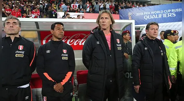 Néstor Bonillo, a la derecha de Nolberto Solano. Néstor Bonillo, a la derecha de Nolberto Solano.