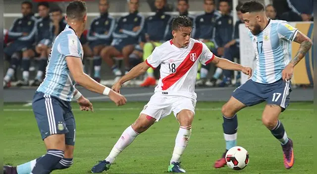Cristian Benavente enfrenta a Nicolás Otamendi en un Perú-Argentina.