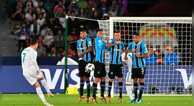 Cristiano Ronaldo lanza el remate que se convertirá el 1-0 del Real Madrid ante Gremio. Cristiano Ronaldo lanza el remate que se convertirá el 1-0 del Real Madrid ante Gremio.