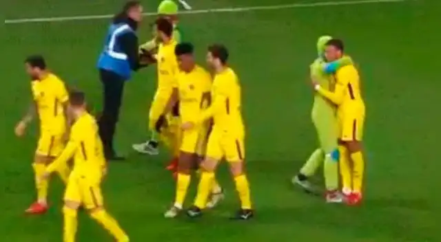 Un espontáneo vestido de Tortuga Ninja abraza a Kylian Mbappé.