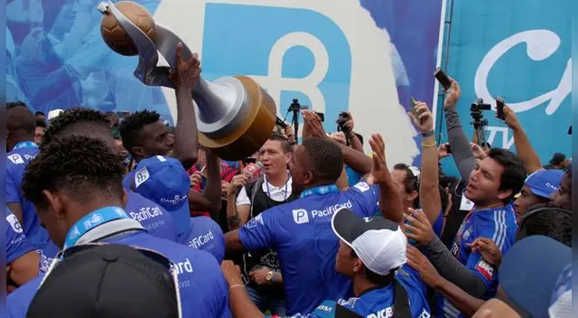 Christian Ramos levantó la copa con Emelec en Ecuador tras vencer en la final a Delfín Christian Ramos levantó la copa con Emelec en Ecuador tras vencer en la final a Delfín