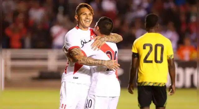 Paolo Guerrero celebra un gol ante Jamaica con Edison Flores.