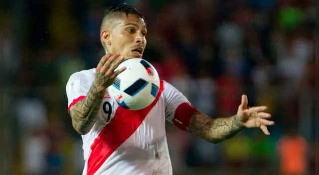 Paolo Guerrero controla un balón durante un Venezuela-Perú. Paolo Guerrero controla un balón durante un Venezuela-Perú.
