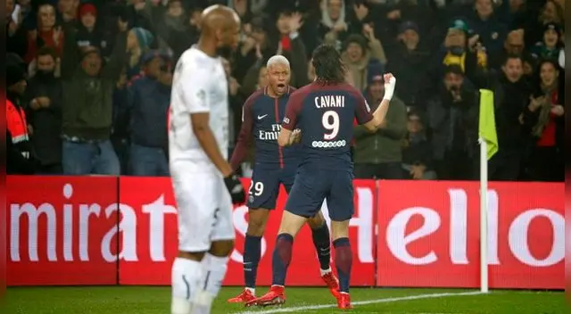 Kylian Mbappé y Edison Cavani celebran un gol del PSG.