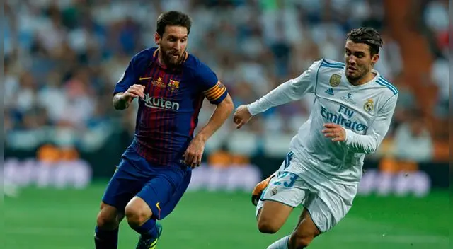 Lionel Messi intenta escapar de Kovacic.