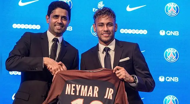 Nasser Al-Khelaïfi y Neymar durante la presentación del brasileño en el PSG.