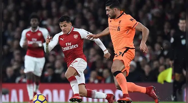Alexis Sánchez disputa un balón con Emre Can.