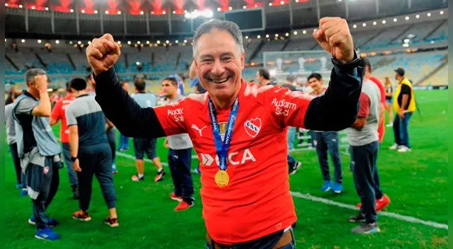 Ariel Holan celebra el título de la Copa Sudamericana con Independiente.