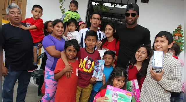 Alianza Lima: Carlos Ascues y el notable gesto que tuvo por Navidad con los niños de su barrio