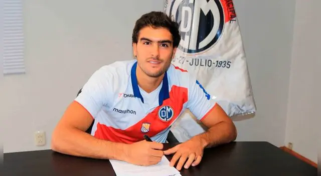 Álvaro Ampuero firmando contrato con Municipal.