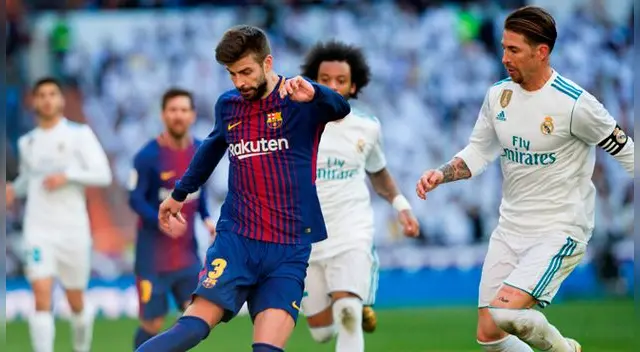 Pique disputa el balón con Ramos en el Bernabéu.