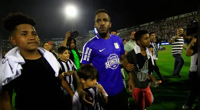 Jefferson Farfán estuvo en la Noche del hincha blanquiazul. Jefferson Farfán estuvo en la Noche del hincha blanquiazul.