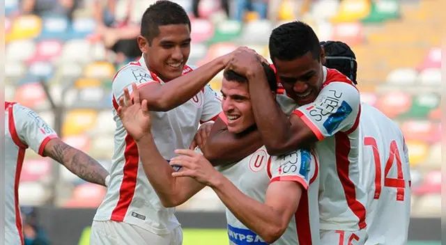 Aldo Corzo celebra un gol con Roberto Siucho y Jersson Vásquez.