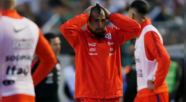Arturo Vidal se lamenta la derrota de Chile ante Bolivia en La Paz. Arturo Vidal se lamenta la derrota de Chile ante Bolivia en La Paz.