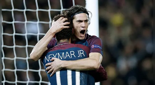 Neymar celebra un gol con Edinson Cavani.