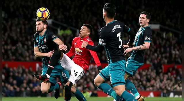 Jesse Lingard no puede la marca con tres jugadores del Southampton. Jesse Lingard no puede la marca con tres jugadores del Southampton.