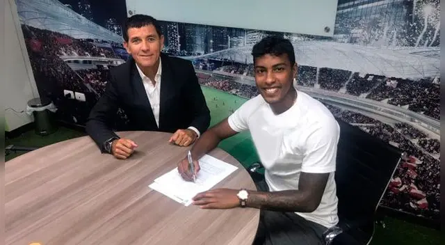 Miguel Araujo posa junto a Gustavo Zevallos tras renovar su contrato con Alianza Lima.