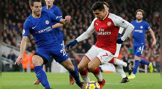 Alexis Sánchez disputa un balón con César Azpilicueta.