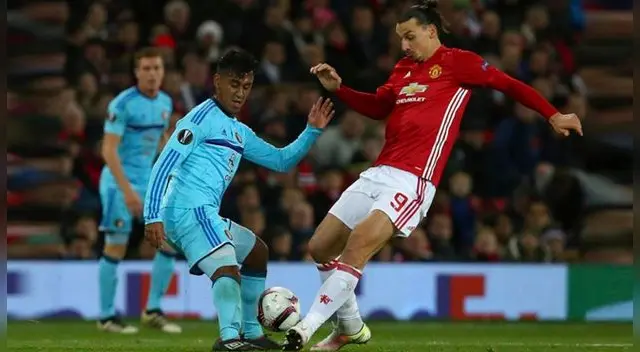 Renato Tapia en acción con Zlatan Ibrahimovic por la Europa League.